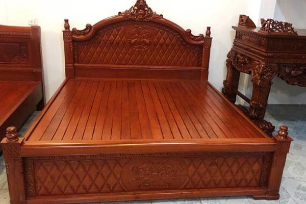 Mẫu giường ngủ đẹp gỗ tự nhiên cổ điển