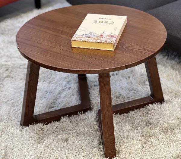 Mẫu bàn trà đơn gỗ sồi kiểu dáng tròn kết hợp với thiết kế chân độc đáo