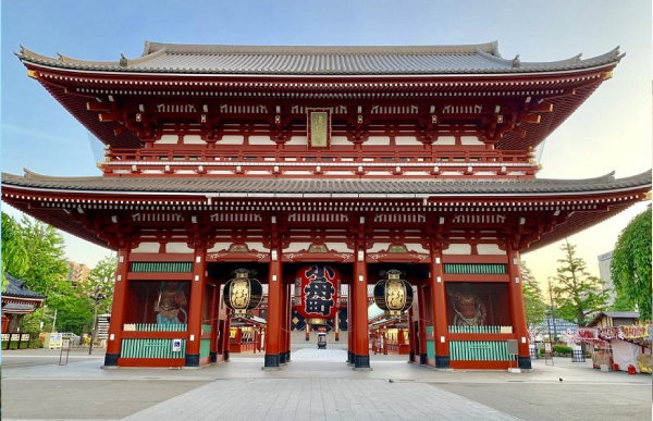 Cổng sơn màu đỏ là một thành phần không thể thiếu trong các ngôi chùa Nhật Bản