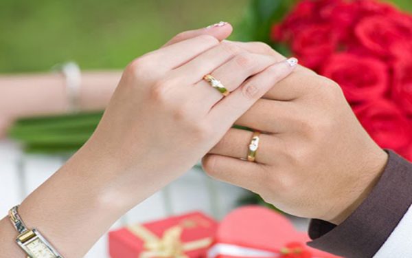Trong ngày cưới cô dâu chú rể thường trao cho nhau chiếc nhẫn cưới vàng với mong muốn cho cuộc sống vẹn tròn, bình yên, đủ đầy và hạnh phúc mãi bên nhau
