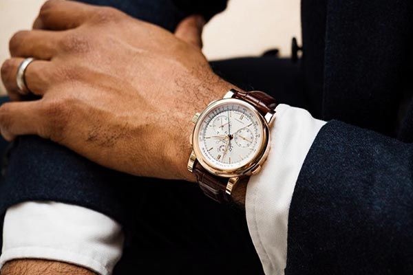 Đồng hồ đeo tay là một trong những ý tưởng quà tặng cho ngày của cha bạn nên tham khảo